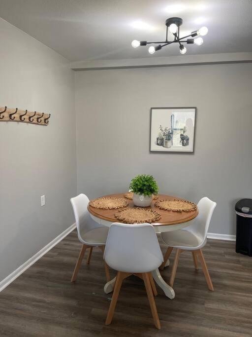 The Delores - 2 Bedroom Apt In Quilt Town, Usa Hamilton Εξωτερικό φωτογραφία